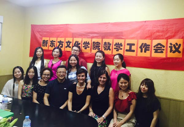 profesores de chino y docentes con equipo directivo