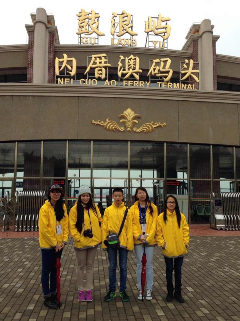 2014年12月，爱华中文学校的五位学生代表赴福建省厦门市参加冬令营暨海外华裔青少年中华知识大赛总决赛